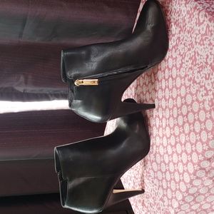 Banana Republic Heeled Black Bootie - 9